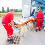 Транспортировка на носилках для обеспечения безопасности пациентов